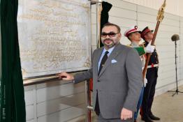 Image du Maroc Professionnelle de  Sa Majesté le Roi Mohammed VI préside la cérémonie d'inauguration de "l'écosystème du groupe PSA" au Maroc, à Atlantic Free Zone de Kénitra, à 35 km au nord de Rabat, le jeudi 20 juin 2019. La nouvelle usine d’une capacité de production annuelle de 100 000 véhicules et moteurs associés, dont la capacité de production sera doublée d’ici à 2023. La cérémonie a été marquée par le dévoilement du nouvelle Peugeot 208, un véhicule produit dans l’usine de Kenitra. (Photo/ SPPR) via Jalilbounhar.com
 